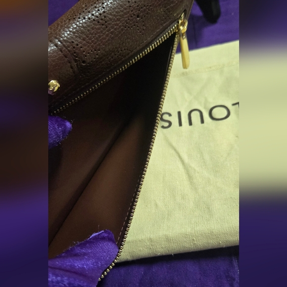 Louis Vuitton Mahina Leather Amelia Long Wallet - Picture 16 of 16